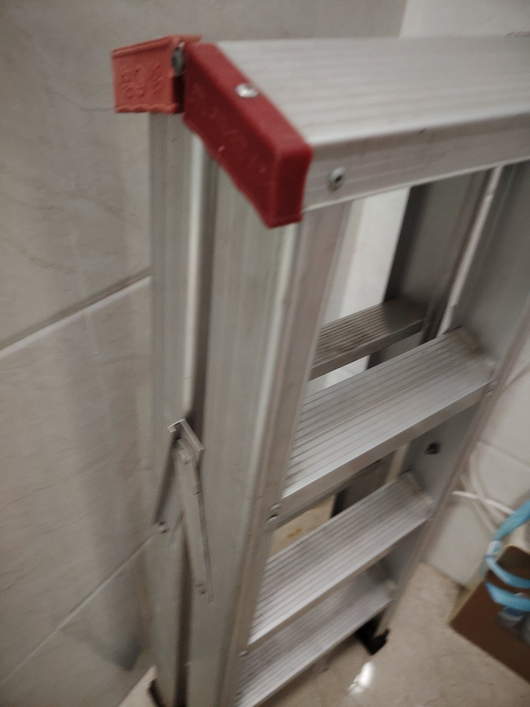 家用闲置人小型人字梯转让1